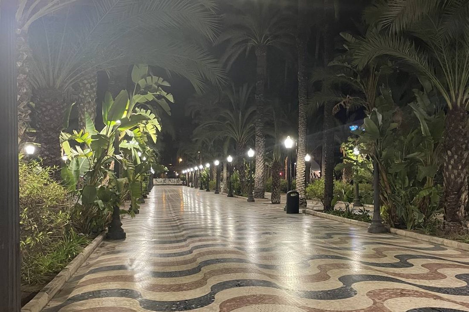 Explanada de España v Alicante po zotmení