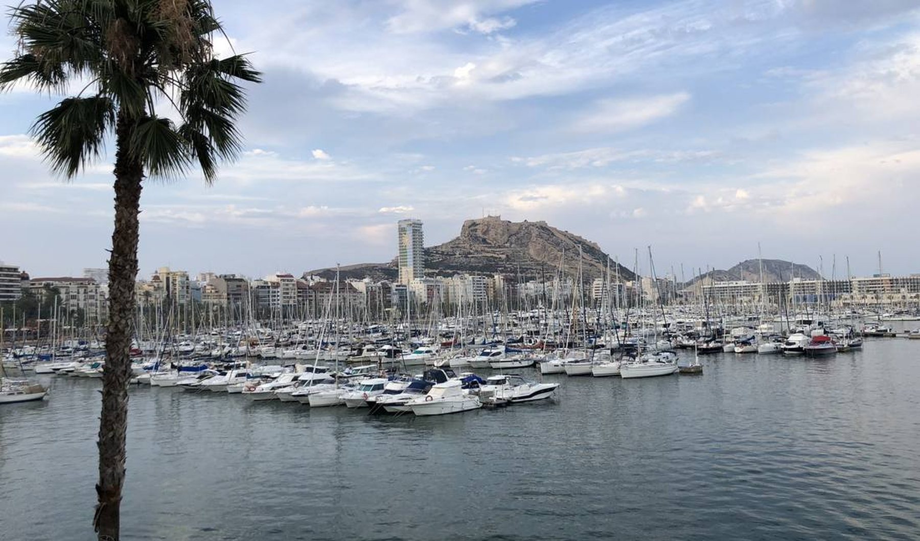 Prístav v Alicante a hrad Santa Bárbara nad mestom