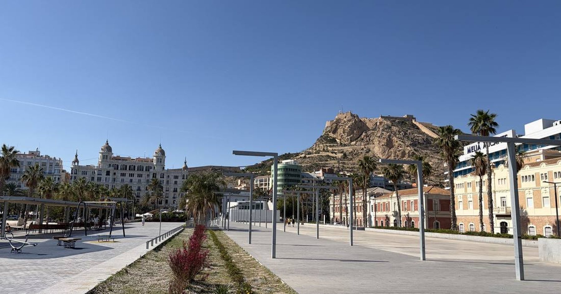 Promenáda pri prístave v Alicante s hradom v pozadí