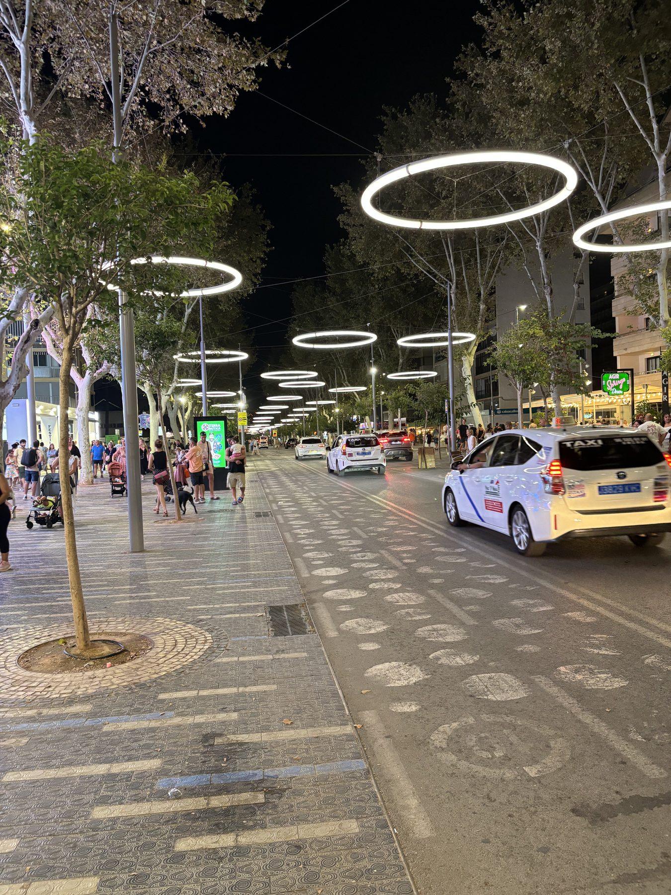 Avenida del Mediterráneo v Benidorme večer