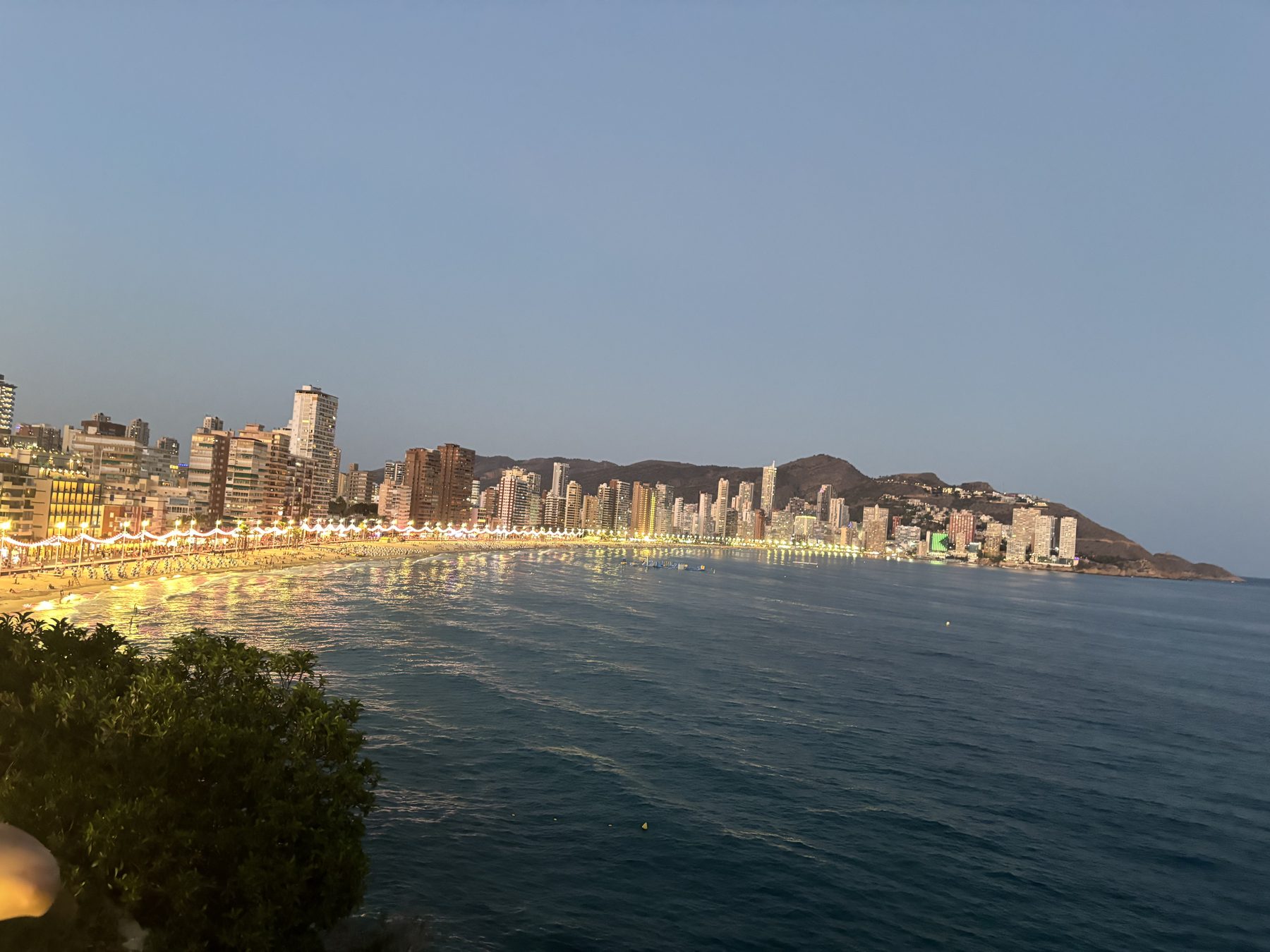 Playa de Levante v Benidorme s osvetlenou promenádou po zotmení