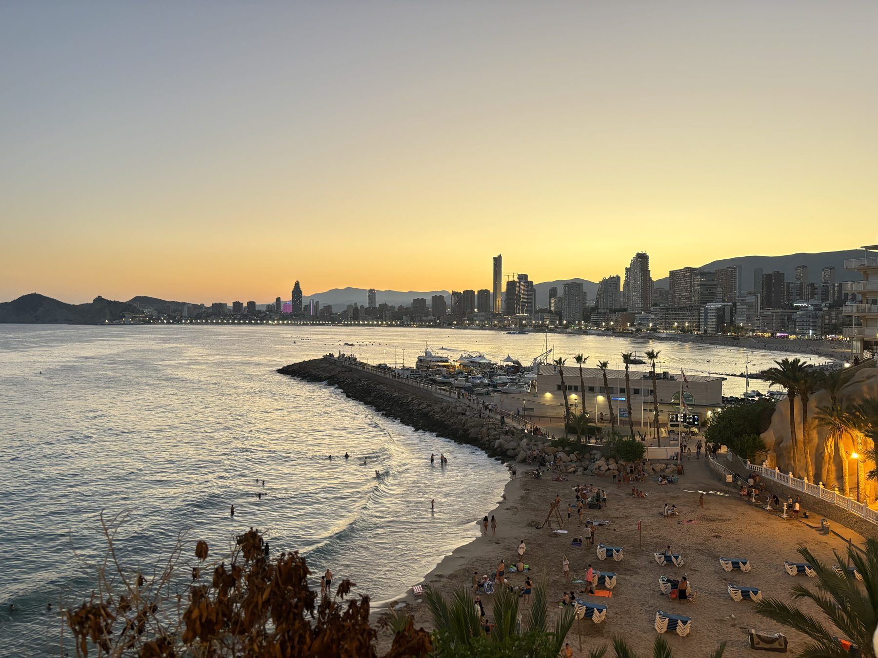 Playa de Poniente v Benidorme pri západe slnka