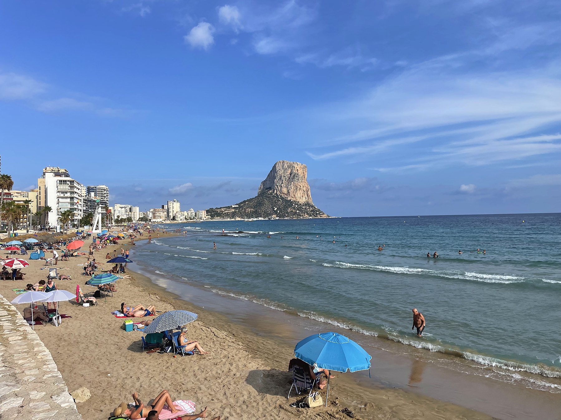 Playa del Arenal-Bol v Calpe, v pozadí skala Peñón de Ifach