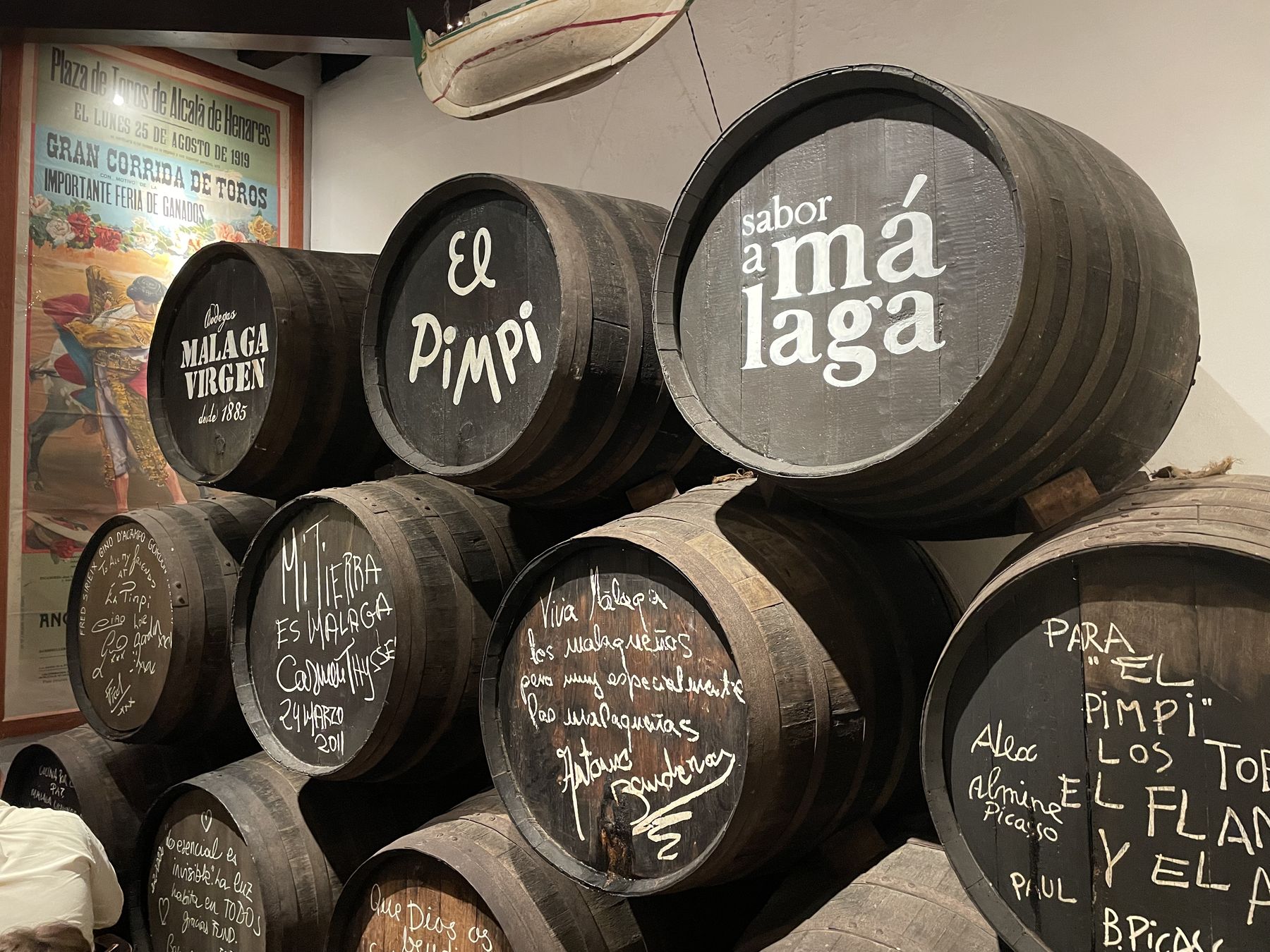 Vinné sudy s bielymi podpismi v bodege El Pimpi v Málage